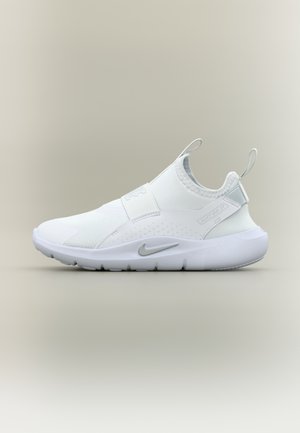 Chaussures de sport blanches avec une tige en textile, une sangle élastique et des languettes de traction ; bout arrondi et semelle rembourrée avec des accents de logo gris.