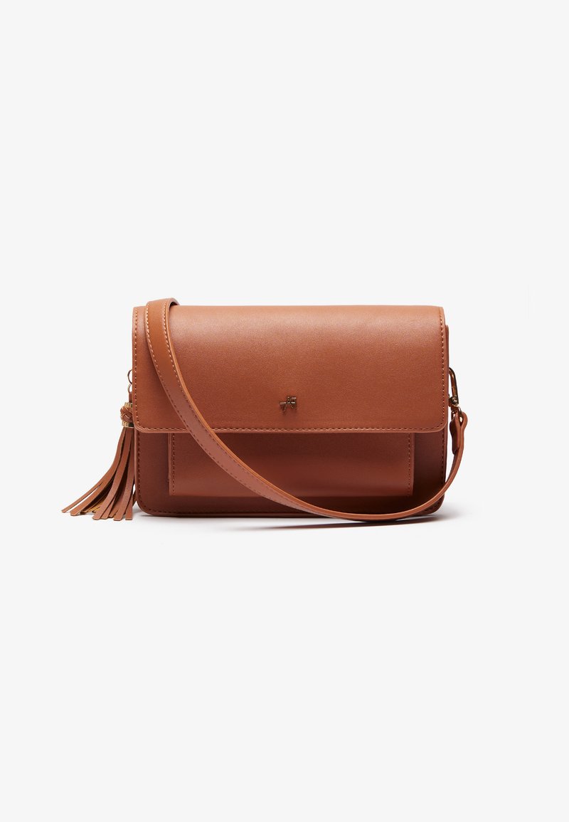 Brun læder crossbody taske med flad design, knaplukning og en frynse detalje. Har en aftagelig skulderrem.