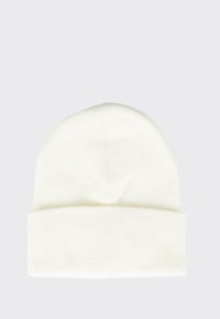 Beanie bianco a maglia con risvolto, caratterizzato da una texture liscia e un sottile dettaglio di cucitura nella parte superiore.