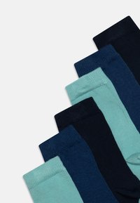 Conjunto de cinco meias em tons de azul marinho escuro, teal e aqua. Textura canelada nos punhos, corpo liso; tons variados criam um efeito degradê.