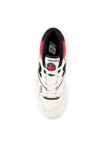 Weißes Leder-Sneaker mit roten und schwarzen Akzenten, durchlöchertem Zehenbereich, gepolstertem Kragen, Schnürverschluss und einem Logo auf der Zunge. Modell 550.
