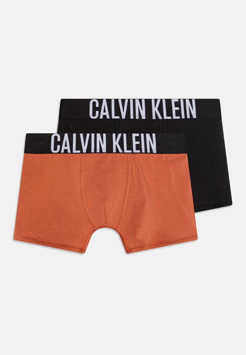 Dvě sady pánských boxerky, jedna v barvě spálené oranžové a druhá v černé, s elastickými pásky v pase s logem "CALVIN KLEIN" v bílé barvě.
