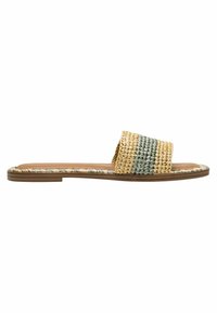 Vävd platt slide-sandal av halm, med ett naturligt beige och grönt randigt mönster, en slät brun fotbädd och smal sula.