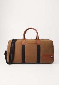 Borsa a sacca in tela marrone con dettagli in pelle, manici neri e un'etichetta con il marchio. Presenta doppi manici e una tracolla rimovibile.