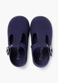Granatowe płócienne buty z zaokrąglonym noskiem, konstrukcją T-strap, srebrną klamrą i wycięciami po bokach. Teksturowana tkanina i gładka gumowa podeszwa.
