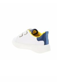Baskets blanches à la forme arrondie, avec un accent de talon bleu, une doublure jaune et des œillets en argent. Matière lisse avec une semelle texturée.