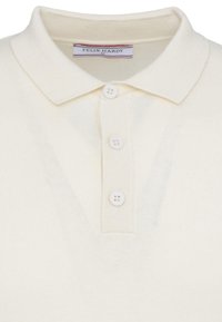 Polo de couleur crème avec un col et trois boutons blancs, avec une étiquette de marque "Felix Hardy" à l'intérieur de l'encolure.