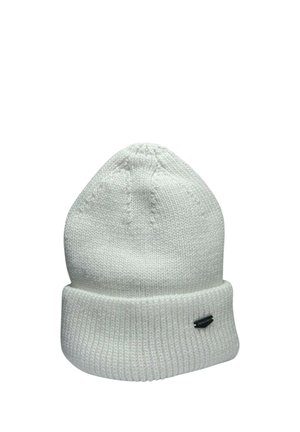 Berretto bianco lavorato a maglia con bordo ripiegato e piccola etichetta rettangolare nera davanti.