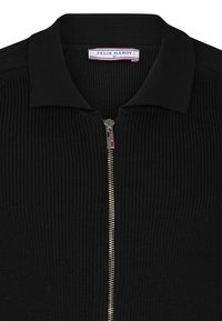 Černý zip-up svetr s žebrovanou strukturou, s překlopným límcem a stříbrným zipem se červeným akcentem poblíž poutka.