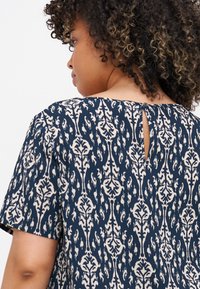 ONLY Carmakoma CARVICA LIFE  - T-shirt con stampa - total eclipse