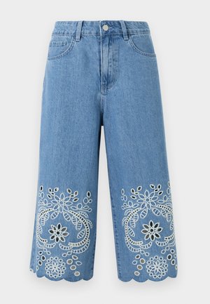 Lichtblauwe denim shorts met bloemenuitsnede borduurwerk en golvende zoom, voorzien van voorzakken en een knoopsluiting.