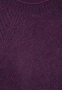 Violetti neulepaita, jossa on teksturoitu kuvio, ribbauskaulus ja pehmeä kangas, tarjoamassa mukavan ulkonäön.