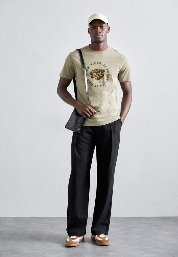 DILLAN - Print T-shirt4