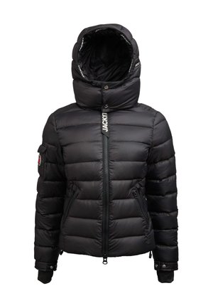 Giubbotto imbottito nero con colletto alto, chiusura con zip frontale, patch sulla maniche sinistra e due tasche frontali. Tessuto liscio e lucido.
