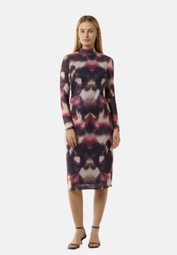 Langärmeliges Kleid mit einem dunklen Blumenmuster in verschiedenen Rosa- und Cremetönen. Figurbetontes Design mit hohem Hals und Midi-Länge.