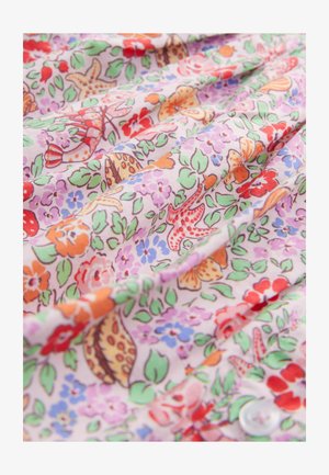 Raštuotas audinys su spalvingais gėlių ir lapų motyvais šviesiame fone, švelnios tekstūros ir su raukšlėmis.