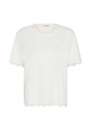 Bela kratka majica s kratkimi rokavi, z napisom iz čipke z valovitim robom na rokavih in spodnjem robu, okroglim izrezom in majhno blagovno znamko znotraj ovratnika.