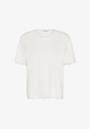 Bela kratka majica s kratkimi rokavi, z napisom iz čipke z valovitim robom na rokavih in spodnjem robu, okroglim izrezom in majhno blagovno znamko znotraj ovratnika.