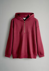 Bordo spalvos džemperis su gobtuvu ir ketvirčio ilgio užtrauktuku, turintis tekstūruotą panelę, ilgomis rankovėmis ir minkštu, lygiu audinio apdaila.