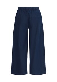 Pantalon large bleu marine avec taille élastique et une poche passepoilée à l’arrière, présenté sur fond blanc.