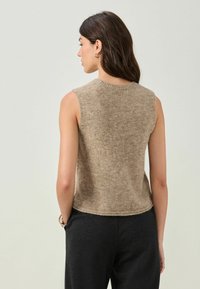 Next REGULAR FIT  brązowy
