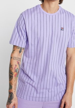 T-shirt in cotone lilla con righe nere verticali, colletto rotondo, maniche corte e un piccolo logo sul lato sinistro del petto.