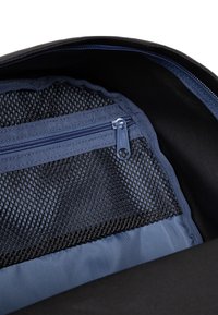 Interno di uno zaino nero con tasca a zip in rete blu e rivestimento in tessuto blu, progettato con una texture liscia e cerniere resistenti.