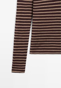 Braun-beigefarben gestreiftes Langarmshirt; weicher Strickstoff, figurbetonte Silhouette, mit schmalen horizontalen Streifen über das gesamte Kleidungsstück.