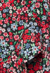 Schwarzer Stoff mit einem lebendigen Blumenmuster, das rote, pinke, weiße und blaue Blumen auf grünen Stängeln zeigt. Glatte Textur, leichtes Design.