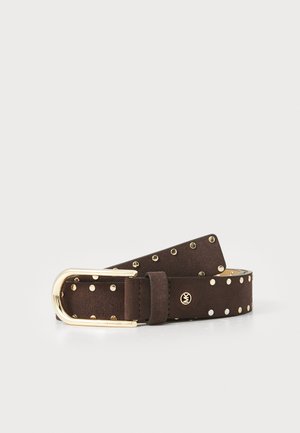 Cinture in suede marrone con fibbia dorata e borchie metalliche, caratterizzata da una texture liscia e un'estremità affusolata, adatta a diverse misure.