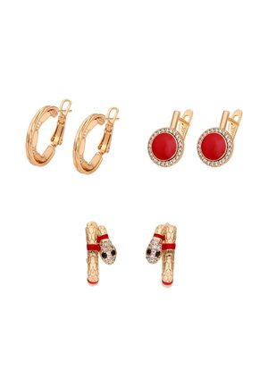 Trei perechi de cercei cu ton auriu: cercuri simple, pietre rotunde roșii în centru cu borduri de rhinestone și cercei în formă de șarpe cu accente roșii și negre.
