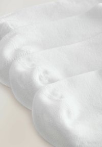 Vita bomullssockor med en mjuk textur och ribbade muddar, med en sömlös tådesign och subtila sömmar.