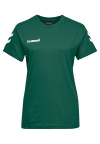 Camiseta verde de manga corta hecha de algodón, con un cuello redondo y la marca blanca Hummel con rayas blancas abstractas en las mangas.