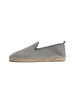Grå slip-on espadrille med en tekstureret stofoverdel, rund tå og jute reb sål. Accentueret med en diskret kant og bagtag.