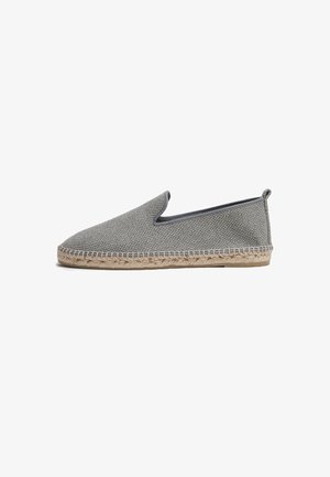 Grau Slip-On-Espadrilles mit Obermaterial aus strukturiertem Stoff, runder Zehenpartie und Jutesohle. Akzentuiert mit einem dezenten Besatz und einem Hintertab.