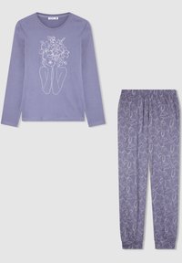 Maglia da pigiama a maniche lunghe lilla con grafica floreale, abbinata a pantaloni da pigiama coordinati con un motivo floreale bianco. Tessuto morbido e leggero.