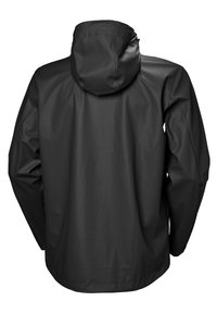 Chaqueta negra impermeable con capucha, hecha de un material suave y brillante; presenta un corte relajado y costuras limpias sin hardware visible.