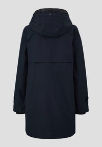 Donker marineblauwe buitenjas met capuchon, voorzien van een rugventilatie, naadloos ontwerp en zijzakken. Gladde textuur met een minimalistische stijl.
