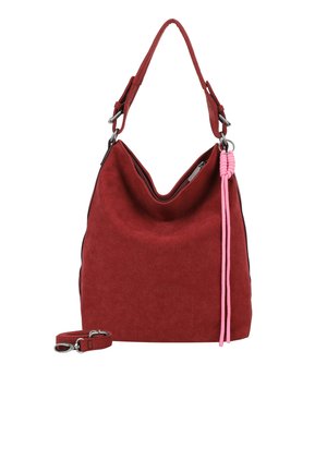 Sac à main en suede rouge avec un design décontracté, des accessoires en métal argenté, une touche tressée rose et une bandoulière amovible. Il est muni d'une fermeture éclair.