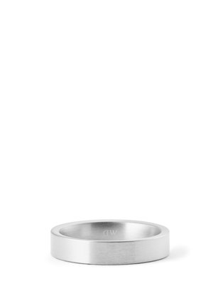 Lihtne hõbedane metallist sõrmus harjatud viimistlusega, kujutatud valgel taustal.