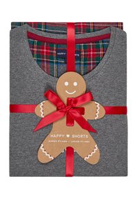 Graues Baumwoll-Pyjama-Set mit rotem Karofutter, umwickelt mit einem roten Band und einem Lebkuchenförmigen Anhänger, der Markeninformationen anzeigt.