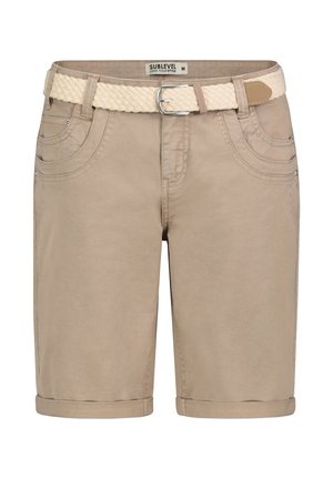 Beige kniehohe Shorts mit umgeschlagenen Säumen, Front- und Seitentaschen sowie einem geflochtenen, elfenbeinfarbenen Gürtel mit silberner Schnalle.