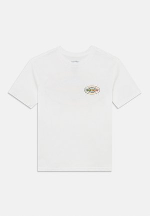 Weißes kurzärmliges T-Shirt aus Baumwolle. Verfügt über ein kleines mehrfarbiges Grafiklogo auf der linken Brust. Einfaches Rundhalsausschnitt-Design.