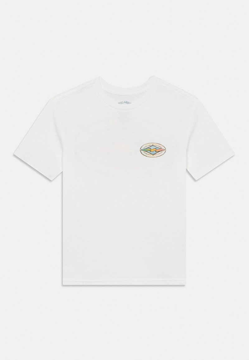 Camiseta blanca de manga corta hecha de algodón. Presenta un pequeño logo gráfico multicolor en el lado izquierdo del pecho. Diseño sencillo de cuello redondo.