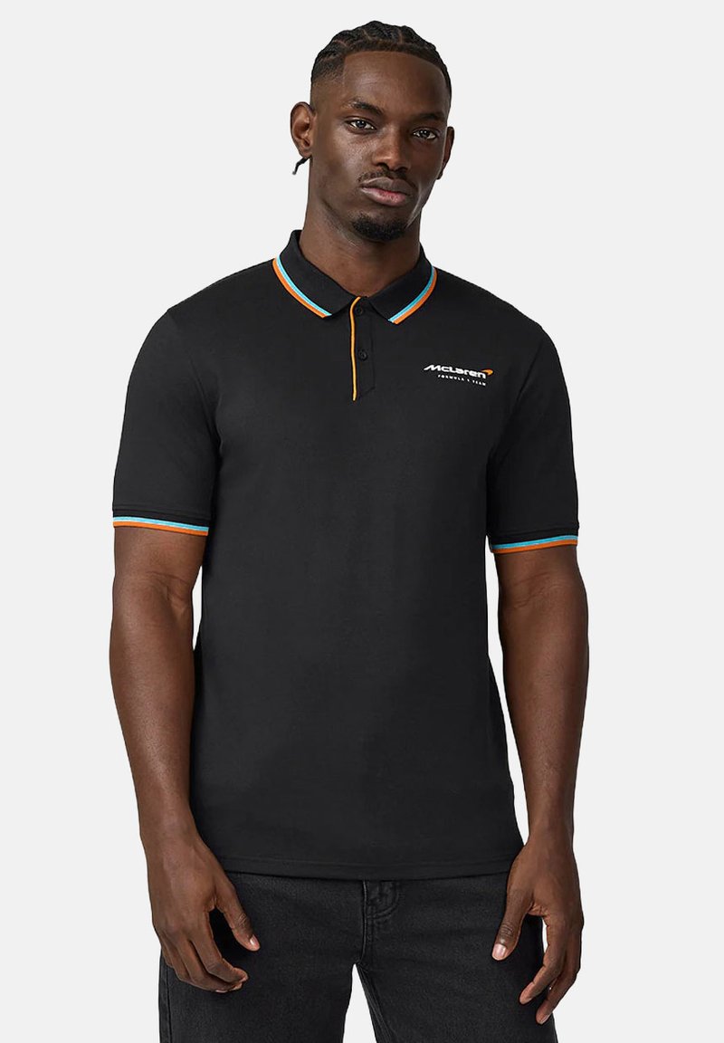 Czarna koszulka polo wykonana z lekkiej mieszanki bawełny, z kontrastowym kołnierzykiem w pomarańczowe, niebieskie i zielone paski; zawiera logo na piersi.