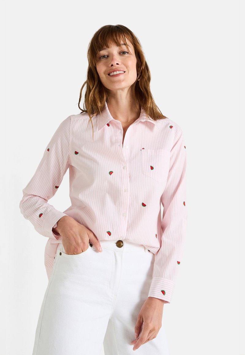 Chemise rose clair à boutons avec des rayures blanches verticales, ornée de motifs brodés de pastèques. Manches longues, poche poitrine unique, texture douce.