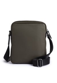 Borsa rettangolare in materiale testurizzato verde oliva, con una tracolla nera regolabile e una chiusura semplice con zip. Nessuna tasca esterna o decorazioni.