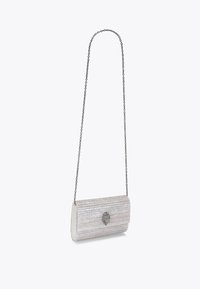 Clutch bag met een zilveren kettingriem, voorzien van een iriserend parel ontwerp, metallic afwerking en een fraaie sluiting aan de voorkant.
