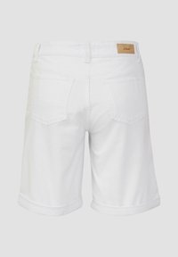 Witte denim shorts met opgerolde manchetten, voorzien van twee achterzakken en een bruin label op de tailleband. Eenvoudige, klassieke snit.