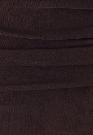 Brūns ribota auduma, kas ir teksturēts, ar pārklājošām horizontālām paneļām, kas piešķir papildu dimensiju. Gluda un pieguļoša izskats.